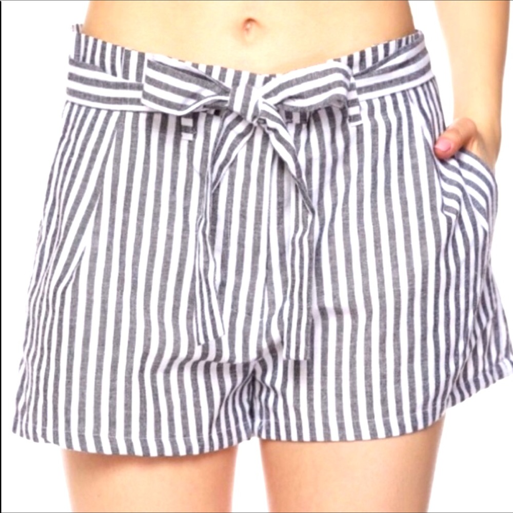 Love Tree Women Size M Gray White Striped Paperbag Tie Waist Shorts Pockets